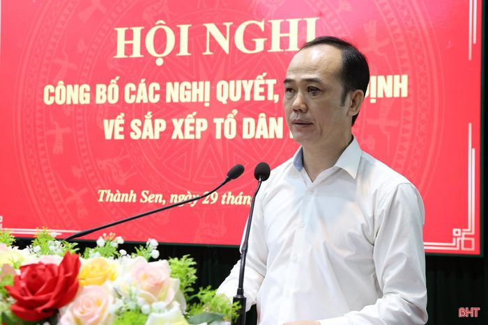 Đại diện HĐND phường Thành Sen công bố nghị quyết của HĐND phường về thành lập 36 tổ dân phố mới trên cơ sở sắp xếp từ 80 tổ dân phố hiện có.