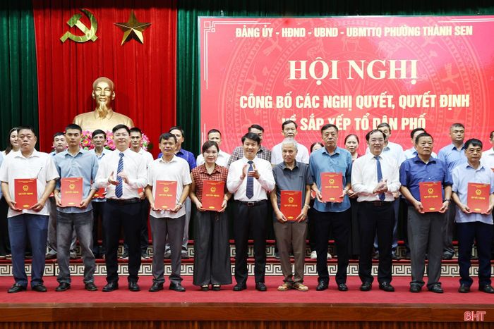 Lãnh đạo phường Thành Sen trao quyết định của UBND phường về chỉ định tổ trưởng các tổ dân phố mới sau sắp xếp.