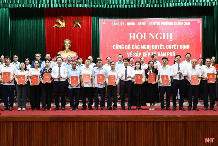 Lãnh đạo phường Thành Sen trao quyết định của Đảng ủy phường về chỉ định nhân sự bí thư tổ dân phố mới sau sắp xếp.
