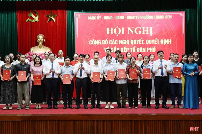 Lãnh đạo phường Thành Sen trao quyết định của Ủy ban MTTQ phường Thành Sen về chỉ định trưởng ban công tác mặt trận các tổ dân phố mới sau sắp xếp.