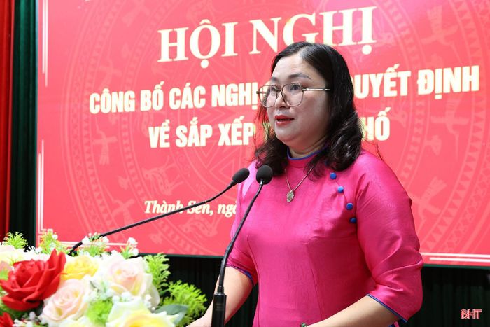 Đại diện Ban Xây dựng Đảng công bố quyết định của Đảng ủy phường Thành Sen về thành lập 36 chi bộ, chỉ định nhân sự cấp ủy, bí thư, phó bí thư chi bộ.