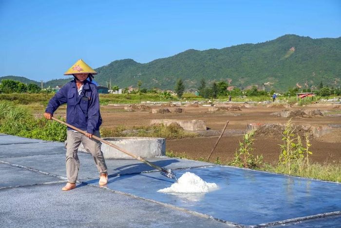 Hiện nay chỉ còn những lao động cao tuổi tham gia sản xuất ở làng muối Châu Hạ. (Ảnh: Hữu Quyết/TTXVN)