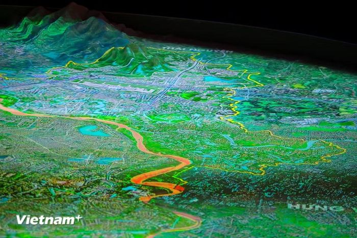 Tầng 4 có diện tích khoảng 1.200 m2 trưng bày sa bàn ứng dụng công nghệ trình chiếu 3D mapping hiển thị sinh động và trực quan định hướng quy hoạch. (Ảnh: Hoài Nam/Vietnam+)