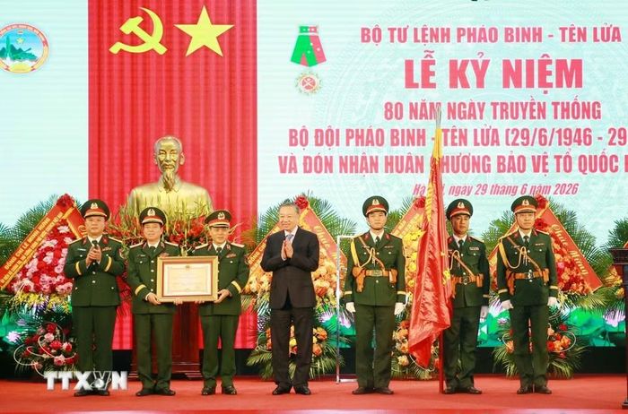 Tổng Bí thư, Chủ tịch nước Tô Lâm tặng Huân chương Bảo vệ Tổ quốc hạng Nhất cho Bộ đội Pháo binh-Tên lửa. (Ảnh: Trọng Đức/TTXVN)