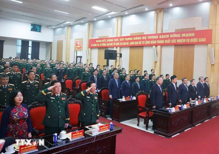 Tổng Bí thư, Chủ tịch nước Tô Lâm, Bí thư Quân ủy Trung ương và các đại biểu thực hiện nghi lễ chào cờ. (Ảnh: Thống Nhất/TTXVN)