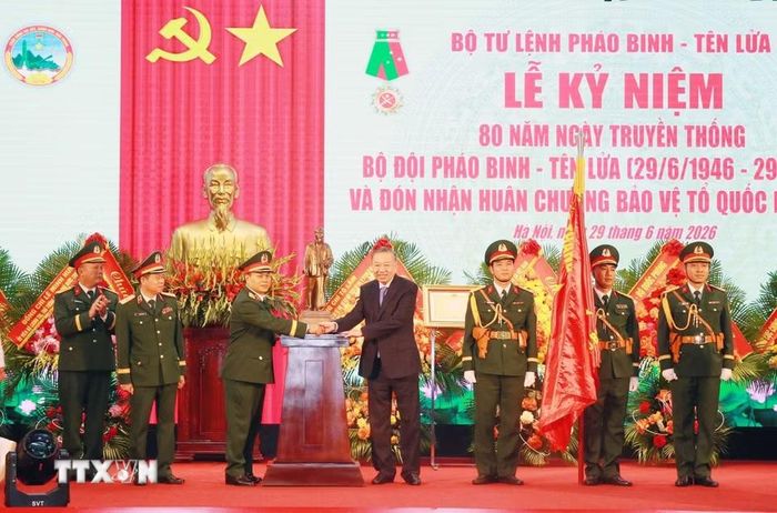 Tổng Bí thư, Chủ tịch nước Tô Lâm tặng bức tượng Chủ tịch Hồ Chí Minh cho Bộ đội Pháo binh-Tên lửa. (Ảnh: Trọng Đức/TTXVN)
