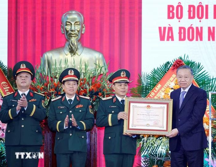 Tổng Bí thư, Chủ tịch nước Tô Lâm trao Huân chương Bảo vệ Tổ quốc hạng Nhất tặng Bộ Tư lệnh Pháo binh-Tên lửa. (Ảnh: Thống Nhất/TTXVN)