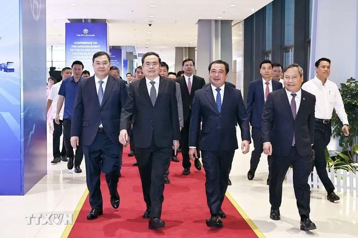 Chủ tịch Quốc hội Trần Thanh Mẫn tham quan khu trưng bày công bố quy hoạch tổng thể Thủ đô Hà Nội tầm nhìn 100 năm. (Ảnh: Doãn Tấn/TTXVN)