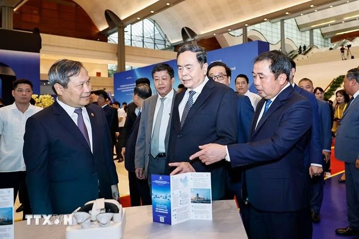 Chủ tịch Quốc hội Trần Thanh Mẫn tham quan khu trưng bày Khu công nghiệp số, Chính quyền số, Trung tâm đổi mới sáng tạo tại Hội nghị. (Ảnh: Doãn Tấn/TTXVN)