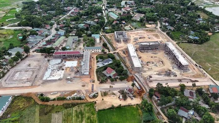 Công trường trường Phổ thông nội trú liên cấp Tiểu học và Trung học cơ sở Hương Khê trong giai đoạn nước rút. (Ảnh: Hữu Quyết/TTXVN)