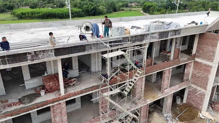 Đơn vị thi công tăng ca, tăng kíp nhằm bảo đảm tiến độ công trình. (Ảnh: Hữu Quyết/TTXVN)