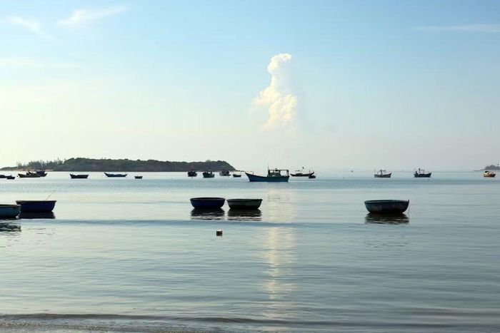Vẻ đẹp bình yên của ngày mới ở xã đảo Tam Hải. (Ảnh: Đỗ Trưởng/TTXVN)