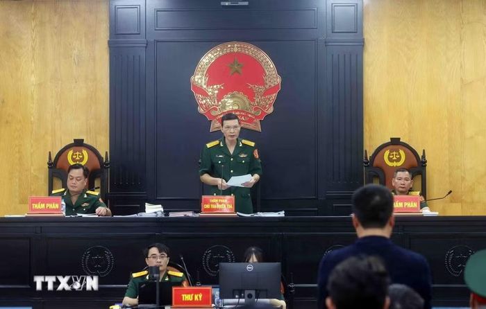 Thẩm phán, Thượng tá Vũ Đức Việt làm chủ tọa phiên tòa điều hành phiên xét xử phúc thẩm. (Ảnh: Phạm Kiên/TTXVN)