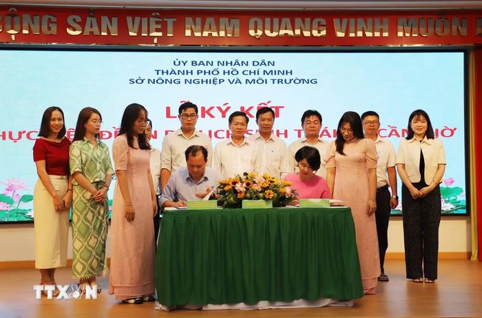 Ký kết triển khai thực hiện Đề án du lịch sinh thái, nghỉ dưỡng, giải trí rừng phòng hộ Cần Giờ đến năm 2030 giữa Ban Quản lý rừng phòng hộ, đặc dụng Thành phố và Công ty Cổ phần Đô thị Du lịch Cần Giờ. (Ảnh: Hồng Đạt/TTXVN)