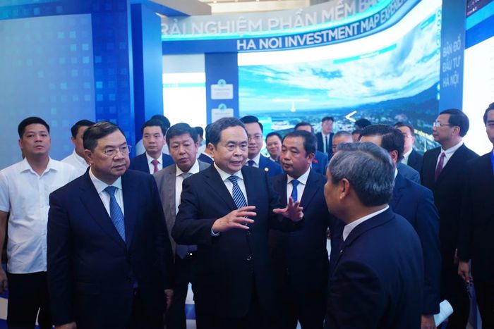 Chủ tịch Quốc hội Trần Thanh Mẫn tham quan khu trưng bày tại Hội nghị công bố Quy hoạch Thủ đô Hà Nội tầm nhìn 100 năm và xúc tiến đầu tư năm 2026 diễn ra ngày 29/6. (Ảnh: BTC/Vietnam+)