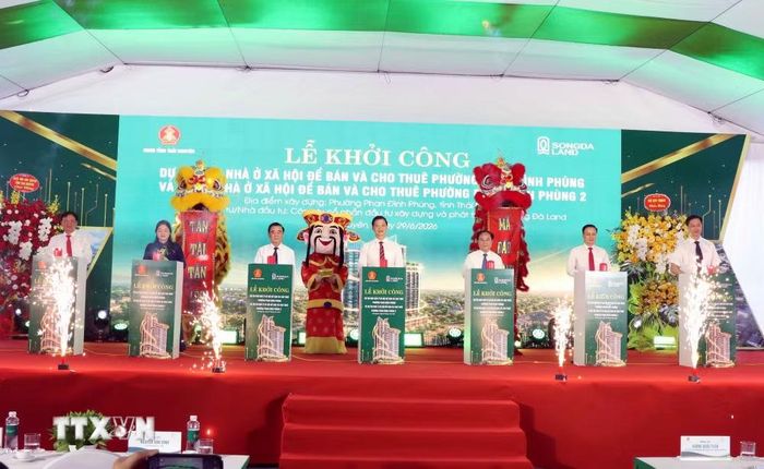 Các đại biểu bấm nút khởi công Dự án Nhà ở xã hội để bán và cho thuê trên địa bàn phường Phan Đình Phùng. (Ảnh: Trần Trang/TTXVN)