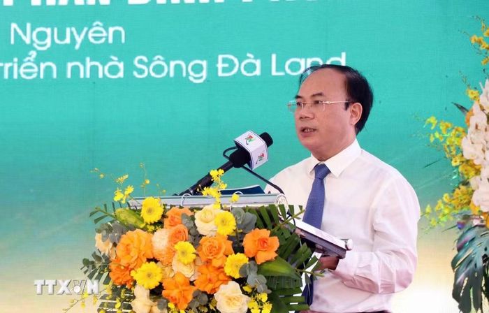 Thứ trưởng Bộ Xây dựng Nguyễn Văn Sinh phát biểu tại lễ khởi công Dự án Nhà ở xã hội để bán và cho thuê trên địa bàn phường Phan Đình Phùng. (Ảnh: Trần Trang/TTXVN)