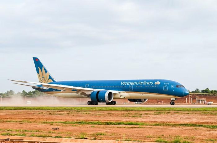 Chuyến bay hàng không dân dụng đầu tiên do Vietnam Airlines thực hiện đã hạ cánh thành công xuống Sân bay quốc tế Long Thành. (Ảnh: PV/Vietnam+)