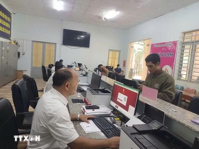 Người dân đến giải quyết thủ tục hành chính tại Trung tâm Phục vụ hành chính công xã Bù Gia Mập. (Ảnh: K GƯỈH/TTXVN)