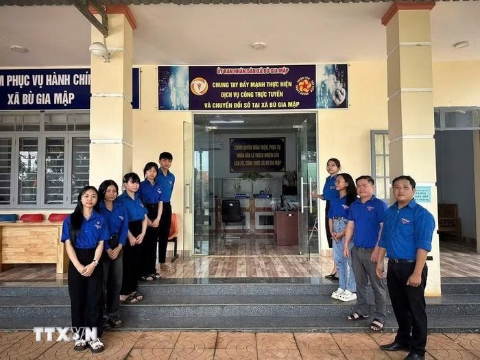 Lực lượng đoàn thanh niên xã Bù Gia Mập hỗ trợ thường xuyên hướng dẫn người dân thực hiện thủ tục hành chính tại xã. (Ảnh: K GƯỈH/TTXVN)
