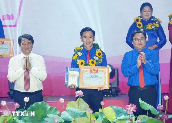 Ban tổ chức tuyên dương Tiến sỹ Mai Ngọc Xuân Đạt, gương điển hình tiêu biểu Thanh niên tiên tiến TP Hồ Chí Minh làm theo lời Bác năm 2026. (Ảnh: Trung Tuyến/TTXVN)