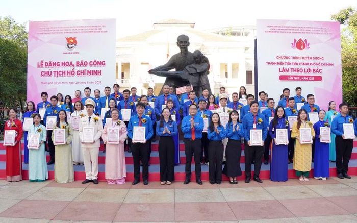 Các Thanh niên tiên tiến Thành phố Hồ Chí Minh làm theo lời Bác năm 2026 nhận Giấy chứng nhận tại khuôn viên Tượng đài Bác Hồ với Thiếu nhi, Nhà Thiếu nhi TP. Hồ Chí Minh. (Ảnh: Trung Tuyến/TTXVN)
