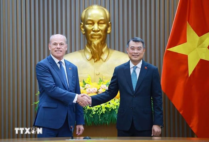 Thủ tướng Lê Minh Hưng tiếp ông Jim Nickel, Đại sứ Canada tại Việt Nam. (Ảnh: Dương Giang/TTXVN)