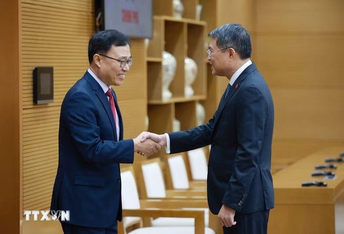 Thủ tướng Lê Minh Hưng tiếp ông Choi Young Sam, Đại sứ Hàn Quốc tại Việt Nam đến chào từ biệt nhân dịp kết thúc nhiệm kỳ công tác. (Ảnh: Dương Giang/TTXVN)