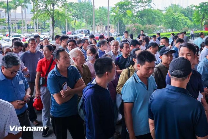Ngay từ sớm đã có rất nhiều người dân tới xếp hàng đợi giờ mở cửa. (Ảnh: Hoài Nam/Vietnam+)