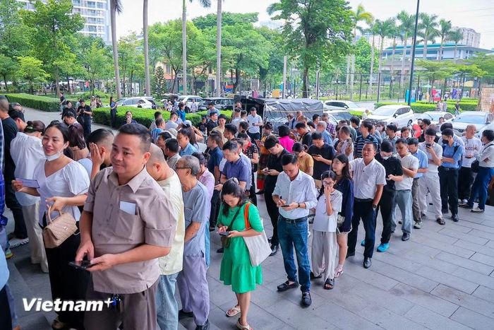 Ngay sau khi công bố về Quy hoạch Hà Nội trong 100 năm tới vào sáng nay, buổi chiều người dân đã có thể quan sát trực tiếp các khu quy hoạch cụ thể tại bảo tàng. (Ảnh: Hoài Nam/Vietnam+)