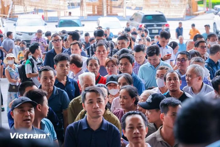 Theo ghi nhận của phóng viên, nhiều người dân đã tới bảo tàng xếp hàng từ 13 giờ đợi đến 14 giờ mở cửa vào tham quan. (Ảnh: Hoài Nam/Vietnam+)
