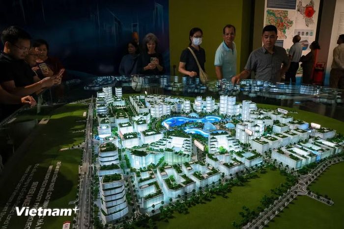 Ngoài ra, tại Bảo tàng còn trưng bày bản vẽ, mô hình của một số dự án tiêu biểu của thành phố. (Ảnh: Hoài Nam/Vietnam+)