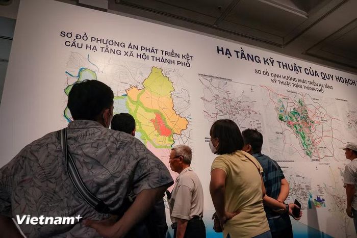 Các bản đồ định hướng phát triển không gian đô thị, hệ thống hạ tầng kỹ thuật toàn thành phố; bản đồ sử dụng đất khu vực đô thị và khu chức năng. (Ảnh: Hoài Nam/Vietnam+)