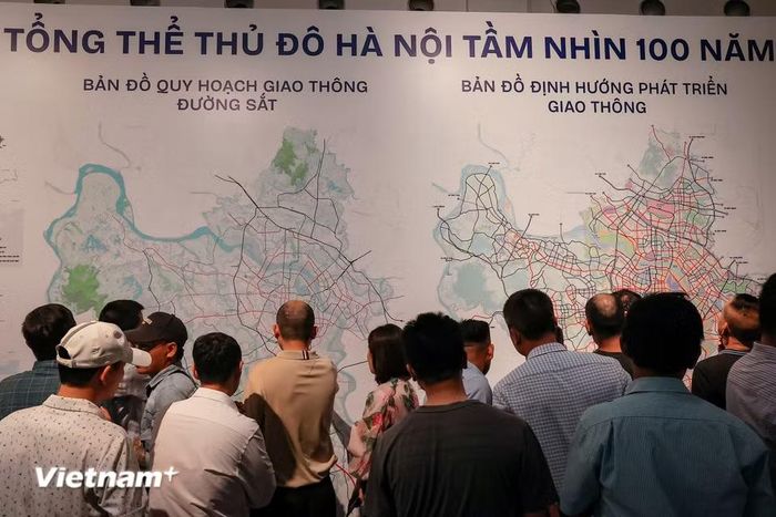 Tại khu vực này cũng bố trí hệ thống pano khổ lớn trưng bày quy hoạch Hà Nội qua các thời kỳ gắn liền với lịch sử phát triển, mở rộng địa giới hành chính của Thủ đô. (Ảnh: Hoài Nam/Vietnam+)