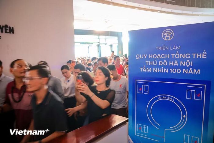 Tầng 4 có diện tích khoảng 1.200m2 được thiết kế không gian triển lãm trang trọng, trưng bày sa bàn ứng dụng công nghệ trình chiếu mapping 3D hiển thị sinh động và trực quan định hướng quy hoạch. (Ảnh: Hoài Nam/Vietnam+)