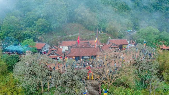 Non thiêng Yên Tử (Quảng Ninh), một biểu tượng vĩnh cửu của Phật giáo Việt Nam. (Ảnh: TTXVN phát)