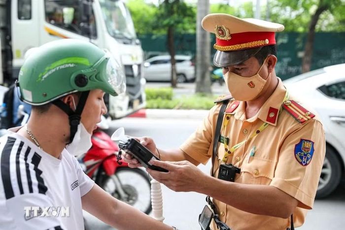 Tổ công tác đội Cảnh sát giao thông số 6 kiểm tra nồng độ cồn với người tham gia giao thông tại tuyến đường Lê Đức Thọ. (Ảnh: Phạm Kiên/TTXVN)