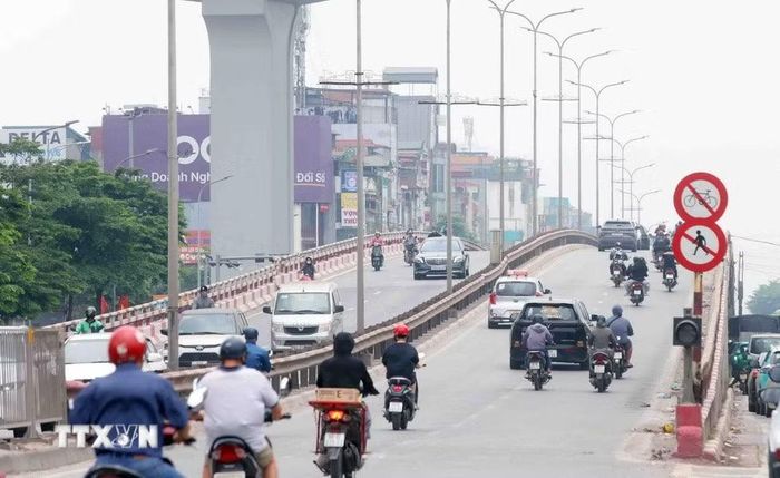 Các phương tiện di chuyển tại khu vực cầu vượt ngã tư Vọng. (Ảnh: Phạm Kiên/TTXVN)