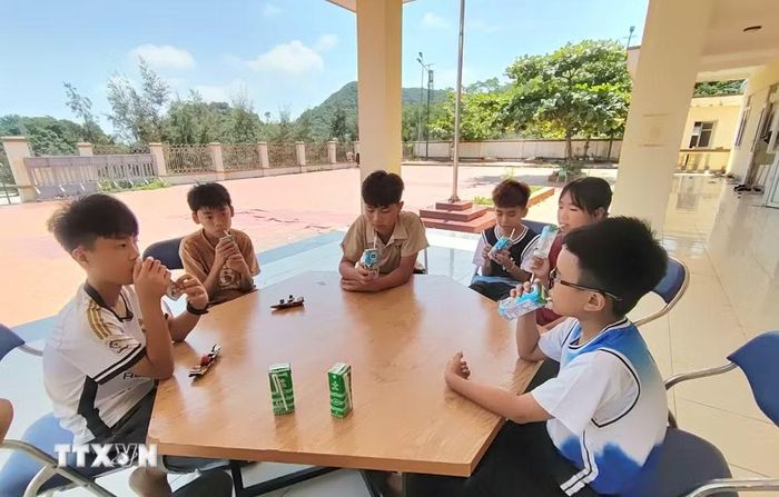 Giờ uống sữa học đường của học sinh tiểu học tại điểm trường Đảo Trần (Cô Tô), đảo tiền tiêu miền Đông Bắc Tổ quốc. (Ảnh: Thanh Vân/TTXVN)