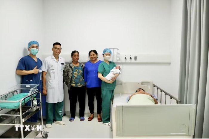 Tiếng khóc chào đời đầu tiên tại Bệnh viện Bạch Mai cơ sở Ninh Bình. (Ảnh: TTXVN phát)