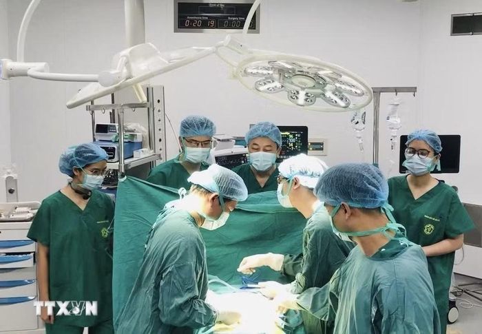 Các bác sỹ tiến hành phẫu thuật cho bệnh nhân chấn thương cột sống. (Ảnh: TTXVN phát)