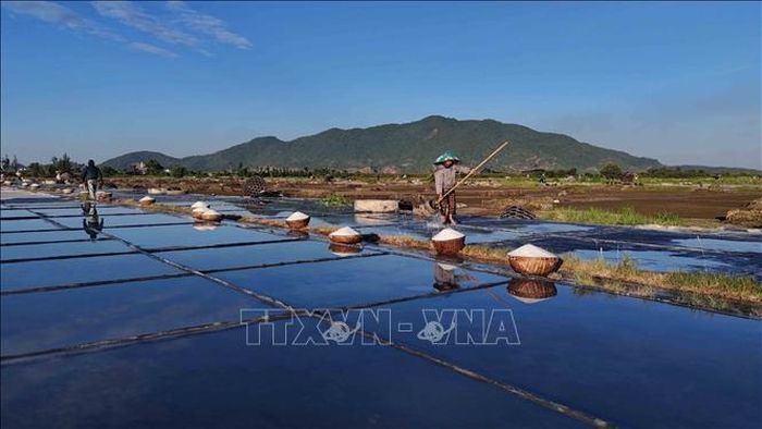 Người dân đổ nước vào các ô nại, tiếp tục chuẩn bị mẻ muối cho ngày hôm sau.