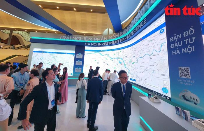 Tại hội nghị, các đại biểu được trải nghiệm phần mềm bản đồ đầu tư của TP Hà Nội.