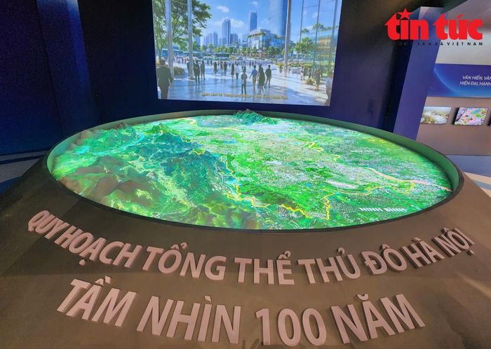Tại hội nghị lần đầu Hà Nội trưng bày sa bàn quy hoạch đã được cập nhật đầy đủ chỉ giới mới của đồ án 100 năm và trải nghiệm hệ thống tra cứu thông tin quy hoạch thử nghiệm của thành phố.