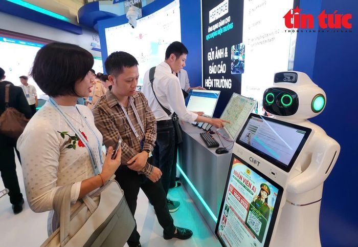Tại hội nghị, các đại biểu còn được robot hướng dẫn các phần mềm ứng dụng đang được thành phố áp dụng.