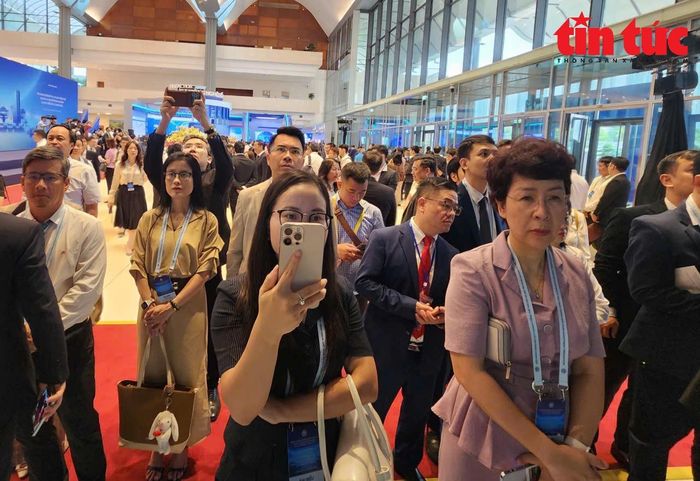 Đại biểu ghi lại hình ảnh đồ án quy hoạch tổng thể Thủ đô tầm nhìn 100 năm lần đầu được công bố.