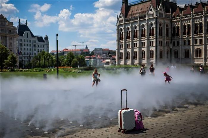 Người dân làm mát tại hệ thống phun sương ở Budapest, Hungary ngày 24/6/2026. Ảnh: THX/TTXVN phát