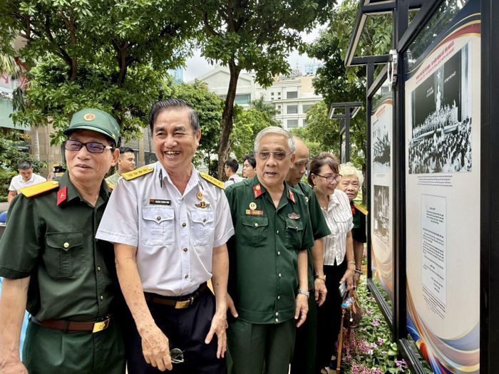 Triển lãm thu hút sự quan tâm tham dự của đông đảo các tầng lớp nhân dân TP Hồ Chí Minh.
