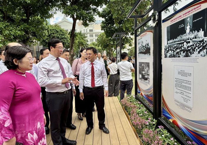 Lãnh đạo Thành phố và các đại biểu lắng nghe thuyết minh về ba chủ đề trưng bày tại triển lãm.