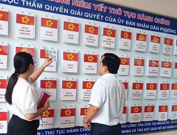 Các thủ tục hành chính công được niêm yết rõ ràng cho người dân tìm hiểu tại phường Tân Bình, TP Hồ Chí Minh.